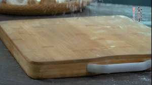 【面皮】3.案板撒點(diǎn)糯米粉，將面團(tuán)搓成均勻的小團(tuán)子。