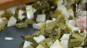 【餡料】2.鍋中油8成熱時(shí)，依次放入春筍、雪菜、淡咸肉，翻炒出香味。