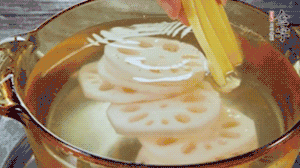 把藕和土豆焯水至八成熟，盛出瀝干水分。