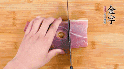 金字火腿切片，老豆腐切成塊，海鮮菇洗凈。