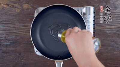 魚頭對開，洗凈瀝干。鍋中加油，把魚頭兩面煎至金黃色，期間加蔥姜，每面約需時2-3分鐘。