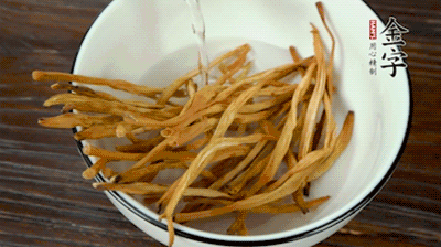 黃花菜、香菇提前泡發(fā)。黃花菜去掉硬頭，香菇切片。