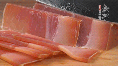 金字火腿切片，溫水浸泡5分鐘。