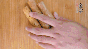 山藥去皮切斜刀塊，毛豆去外殼去膜，姜切片。