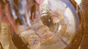 鍋中依次放姜片、排骨、火腿，加料酒、清水煮開轉小火煮30分鐘。