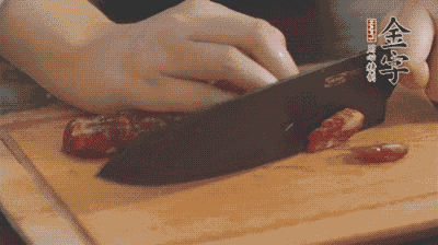 金字土香腸切片，香菇切丁。