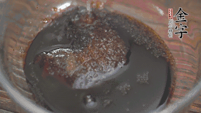 調(diào)配醬汁：耗油、生抽、老抽、糖、鹽、清水?dāng)嚢杈鶆颉?>
					</div>
					<span>步驟 3/5</span>
					<p>調(diào)配醬汁：耗油、生抽、老抽、糖、鹽、清水?dāng)嚢杈鶆颉?/p>
				</li><li>
					<div   id=