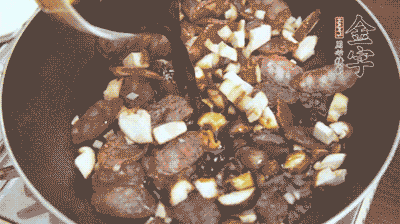 熱油下鍋煸香蒜末，再放入香菇、土香腸，和調(diào)配好的醬汁，炒熟。