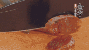 麻辣香腸蒸熟后，切片待用。