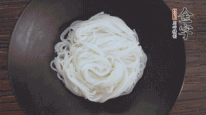 依次放入黃瓜絲、花生米、燙熟的豆芽、麻辣香腸、香菜、擺盤即可。