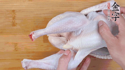 菌菇分別冷水泡發(fā)。雞處理干凈后剁成小塊，放水中浸泡半小時(shí)去血水。