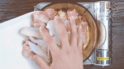 加料酒、蔥姜焯水2分鐘，清洗備用。