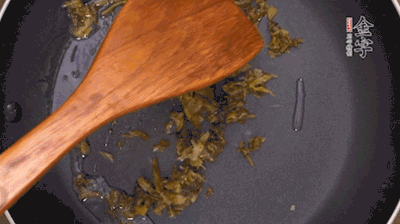 鍋中3成油溫時，下雪菜、辣椒圈翻炒40秒。