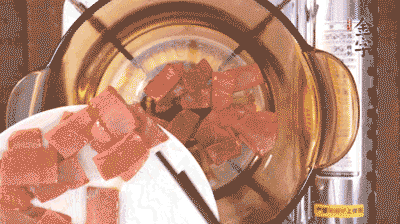 砂鍋中依次放火腿片、豆腐，大火燉開轉中小火。