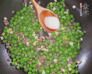 加水、料酒、鹽燒2分鐘即可。