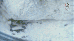 【面皮】2.將糯米粉和粳米粉混合，加煮好的艾草和適量清水，揉搓成面團(tuán)。