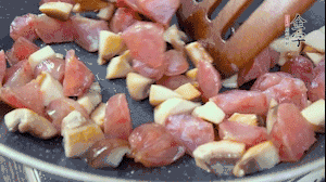 【餡料】4.鍋中油8成熱時(shí)，依次放入菌菇丁、香腸丁，適當(dāng)放點(diǎn)糖調(diào)味，炒熟。