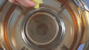 金字淡咸肉加姜片、料酒，冷水入鍋焯水。