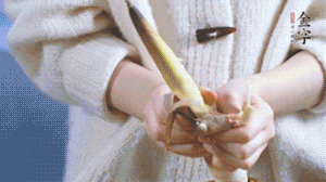 春筍切滾刀塊，加少許鹽，焯水備用。