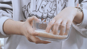 大米提前放浸泡1小時(shí)。