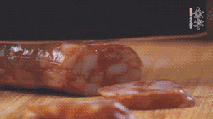 金字麻辣香腸切片，小青菜焯熟備用。