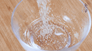 制作醬汁：1湯匙蠔油、1湯匙涼開水、2湯匙生抽、1/2湯匙白砂糖、少許辣椒圈。