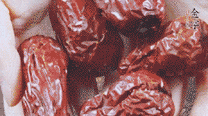 紅棗洗凈，對半剪開。