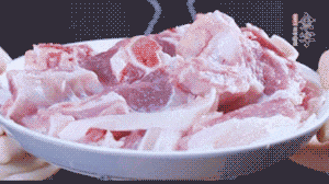 新鮮羊肉冷水入鍋，加姜片、清水焯水，除去血沫。