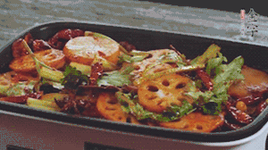 加入金字麻辣香腸，翻炒5分鐘左右。再加入之前準(zhǔn)備好的蔬菜，翻炒均勻，最后放入蝦。