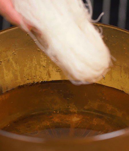 選用鮮嫩蠶豆，剝?nèi)ネ鈿ち粝露姑紫磧簦_成兩瓣。