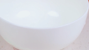 香腸切片，南瓜洗凈去皮切小塊，洋蔥切絲，米淘洗干凈備用。