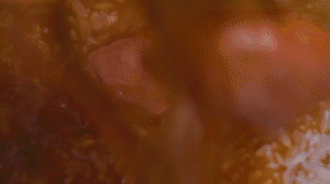 依次加入配方中的調味料調味，倒適量清水煮一下。