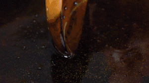 茄子切成長條，拍上生粉入油鍋炸制。