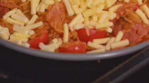 烤箱上下火180度預(yù)熱，將米飯分別盛入容器中。表面均勻的撒上馬蘇里拉芝士碎，放進(jìn)烤箱中層烤20分鐘左右，待芝士融化上色即可。