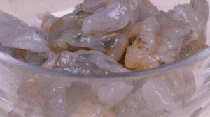 蝦去殼去蝦線，加姜絲、鹽腌制15分鐘，微煎1分鐘備用。