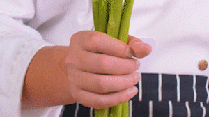 蘆筍刨去老筋，斜切小段。