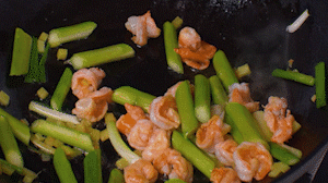 加入煎好的蝦仁，XO醬，以適量鹽、糖進(jìn)行調(diào)味翻炒。