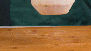 椰子切開頂部，把椰子水倒出，再把椰肉切片。