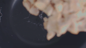 把雞、火腿、椰子水、椰肉、姜、紅棗放入電飯鍋，按下煲湯功能。