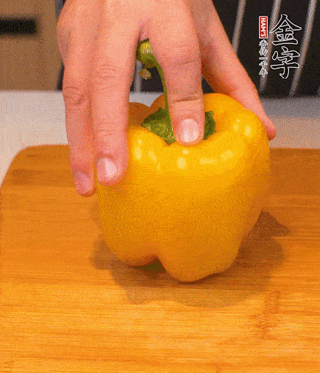 干花菇提前泡發(fā)，胡蘿卜、青椒、黃椒和花菇切丁，小紅椒切圈，小蔥切末。