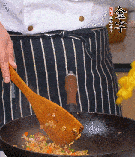 加咖喱塊、少許鹽、白糖調(diào)味，炒至咖喱塊融化后，倒米飯，翻炒至每粒米飯都包裹上咖喱，再放黃椒、青椒粒，出鍋前加菠蘿粒和小蔥翻拌均勻。