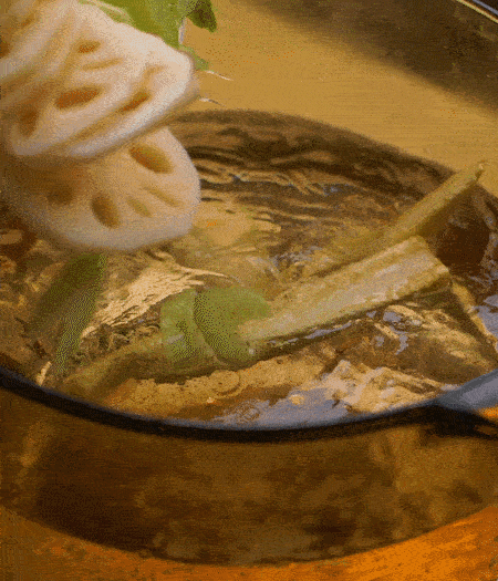 把玉米筍（對半切開）、西芹（切斜片）、蓮藕（切片），放入開水鍋內(nèi)，加點(diǎn)少許鹽、油，汆燙2分鐘。