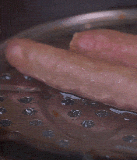 金字10°鮮低溫香腸蒸10分鐘后，切片。