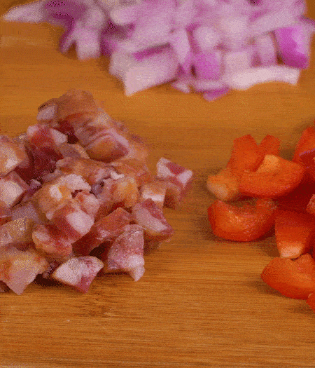 黃椒、紅椒、白洋蔥、土豆、大蔥分別切丁。金字10°鮮低溫香腸切丁。