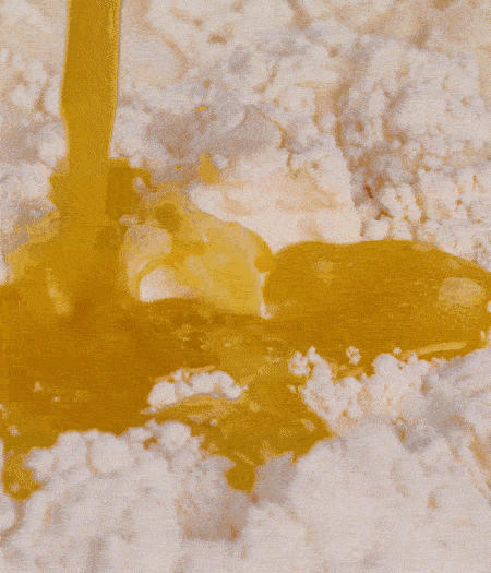 加融化的30g黃油（要不熱再倒）、黃椒、紅椒、白洋蔥、土豆、大蔥、香腸繼續(xù)攪拌均勻。