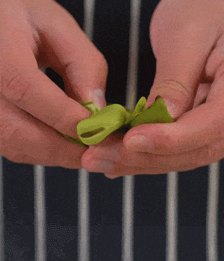 選用鮮嫩蠶豆，剝?nèi)ネ鈿ち粝露姑紫磧?，掰開(kāi)成兩瓣。