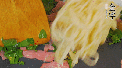 鍋中倒油燒熱，蒜片煸香，淡火腿略翻炒。