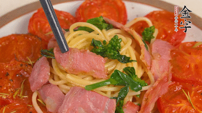 加菜花翻炒1分鐘后加意面，翻炒1分鐘后用少許鹽、黑胡椒調(diào)味即可。