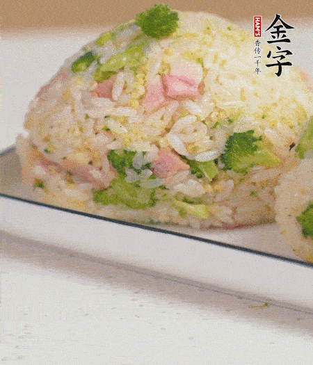 拌好的飯攥成飯團(tuán)。