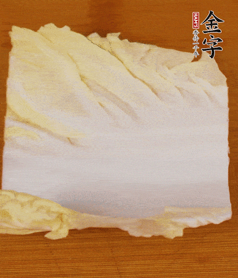 一片白菜一片淡火腿交替疊起，疊個(gè)兩三層放進(jìn)鍋內(nèi)，直到塞滿鍋。